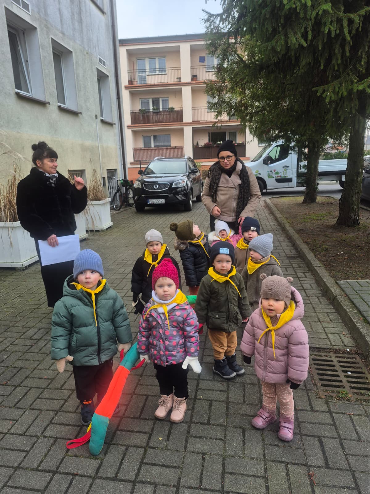 Radosne maluchy wpadły z życzeniami do biblioteki!