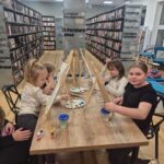 Malowanie przy świątecznym kakao w bibliotece
