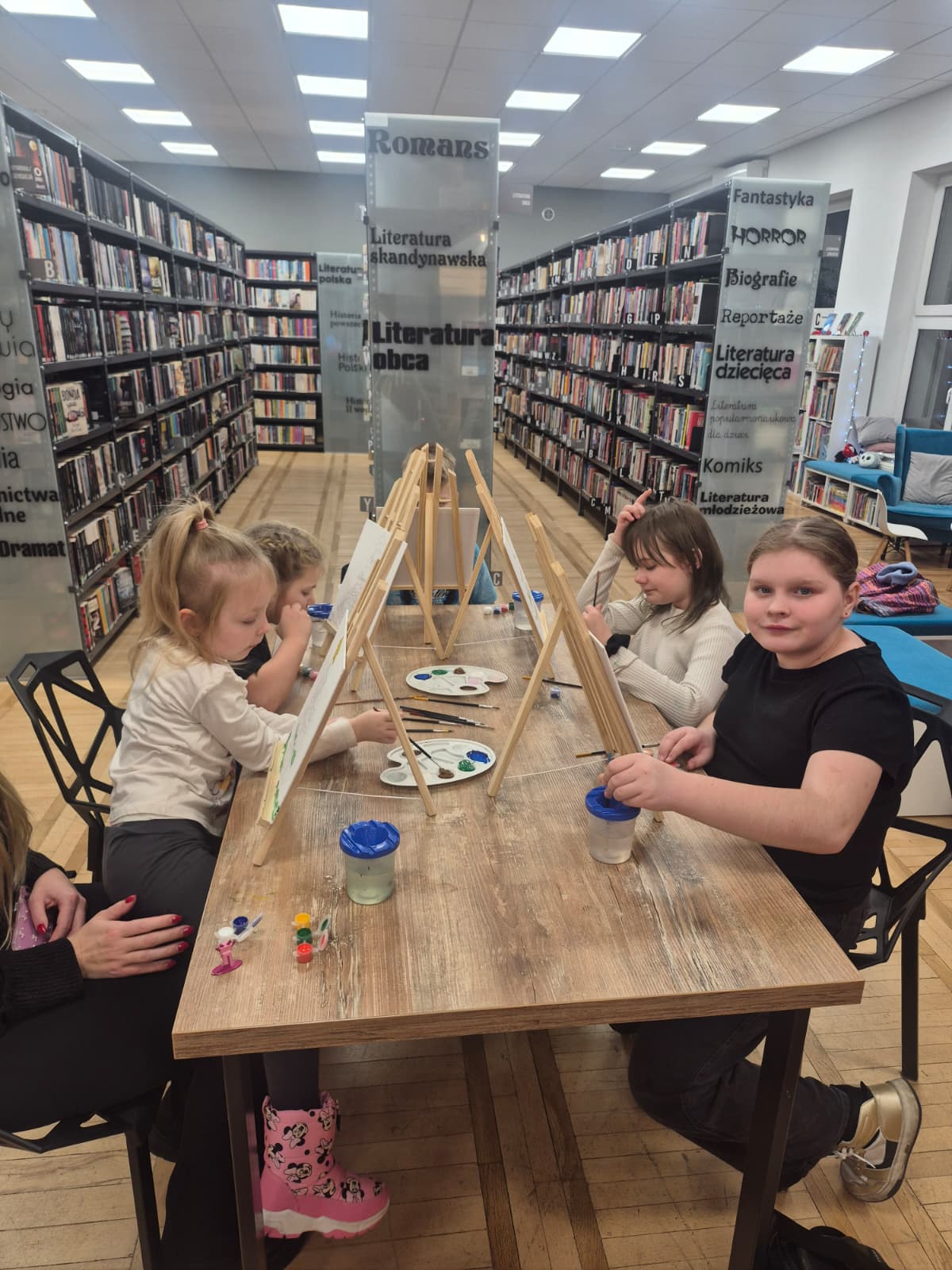 Malowanie przy świątecznym kakao w bibliotece