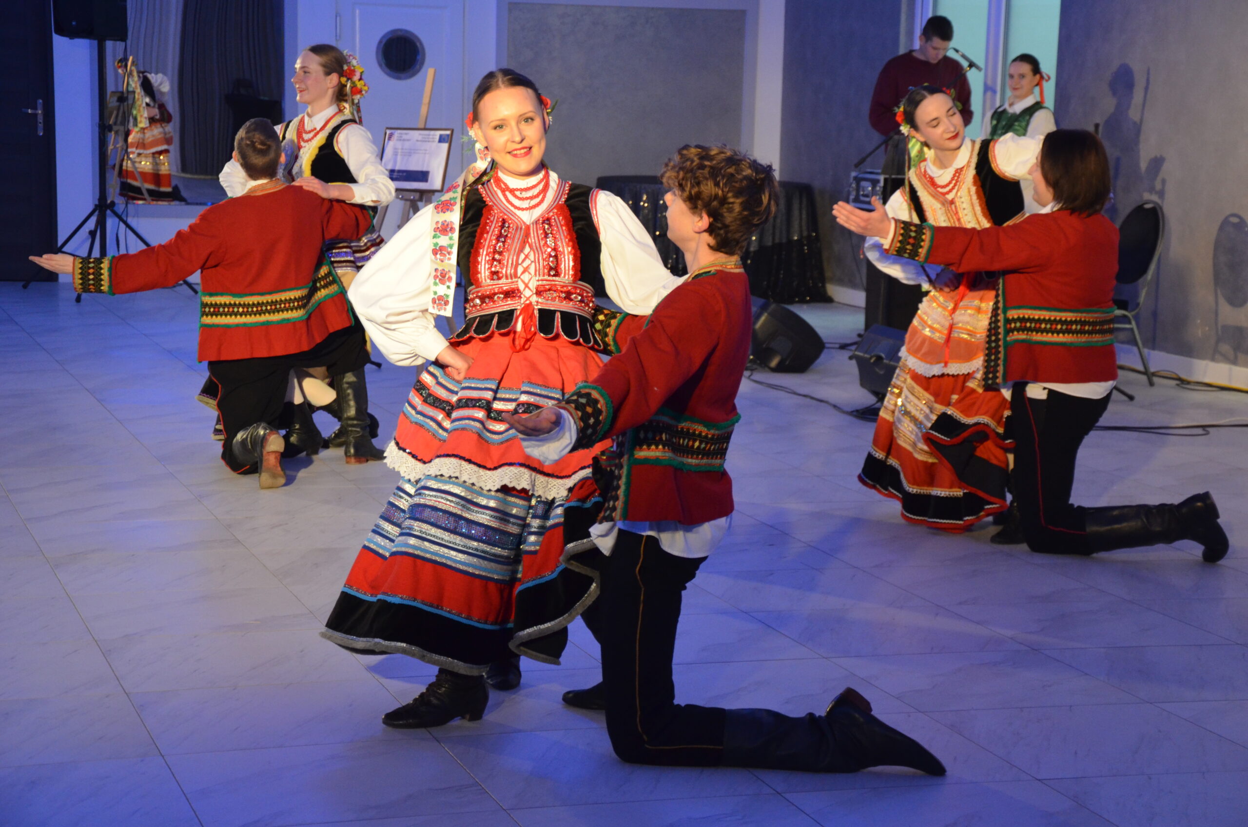 Niesamowity wieczór w świecie polskich tańców ludowych