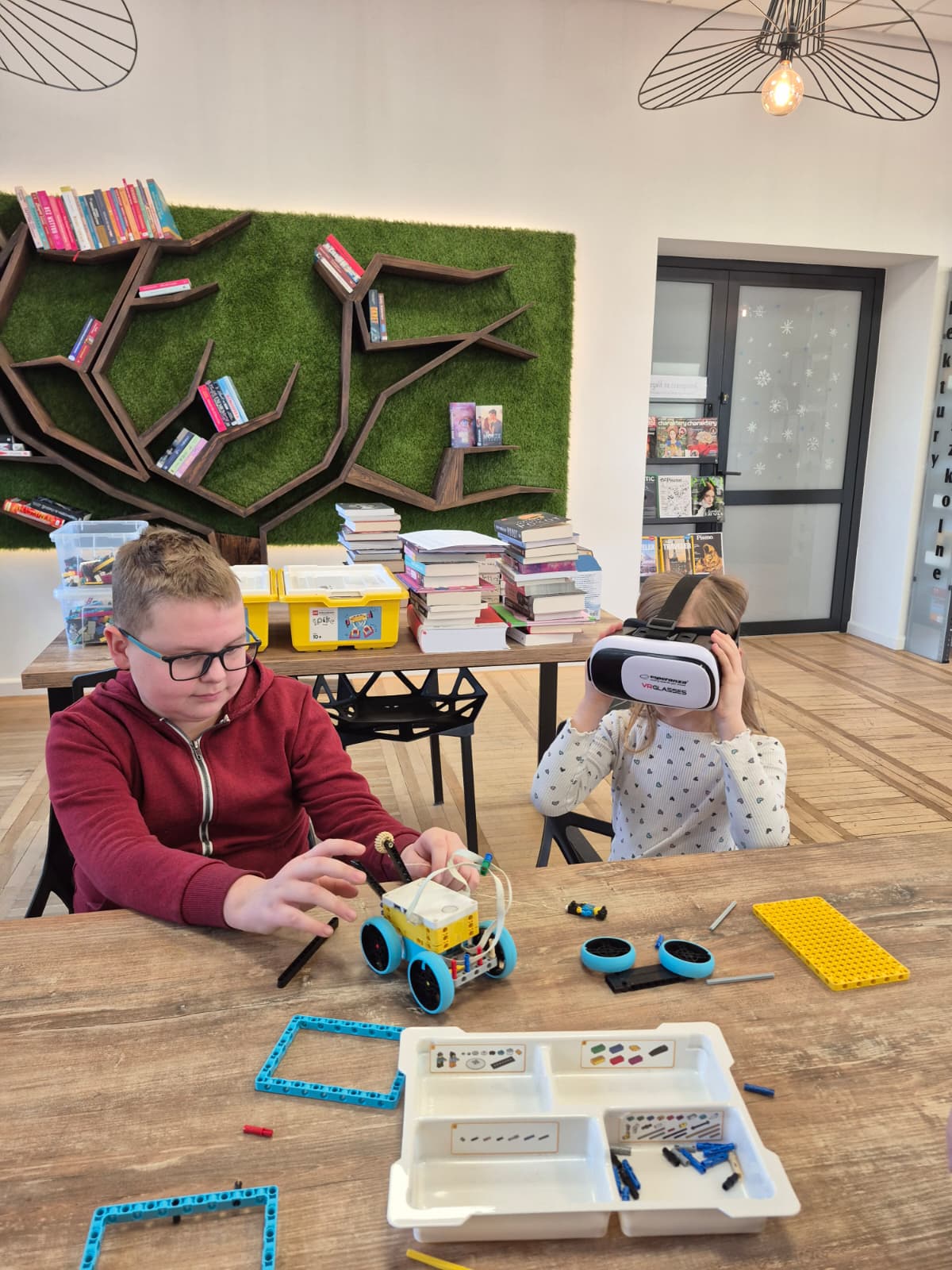 Zabawa w wirtualnej rzeczywistości i wyścigi robotów