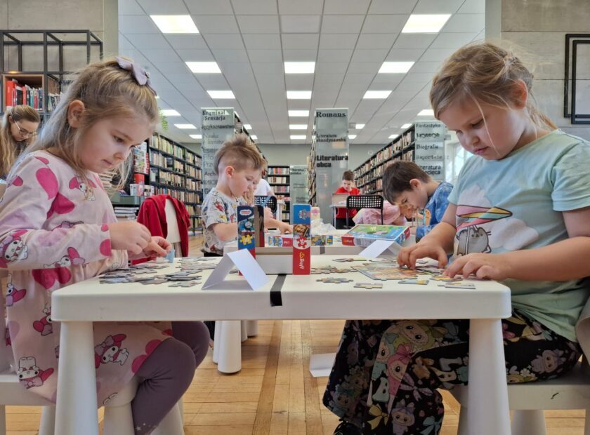 2026.02.28 Zawody układania puzzli w bibliotece (39)