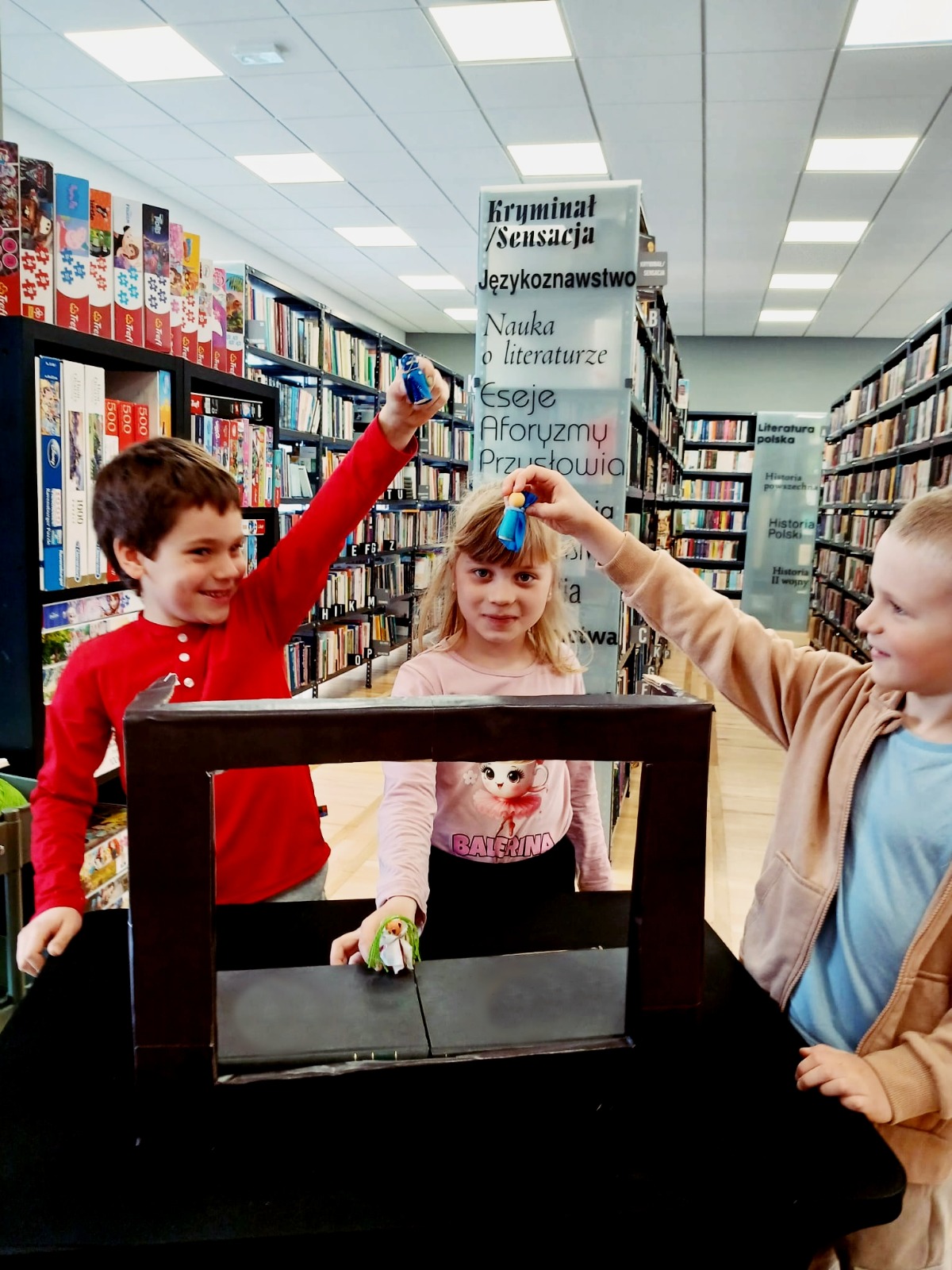 Przedszkolaki na warsztatach teatralnych w bibliotece