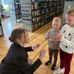 Radosne szukanie jajek w bibliotece