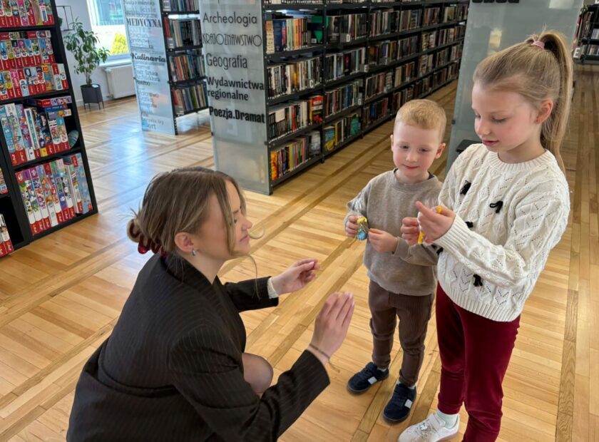 2026.04.04 Szukanie jajek w bibliotece (24)