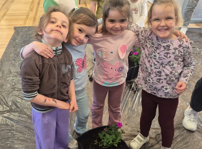 2026.04.21 przedszkolaki sadzą kwiaty w biblioetece (24)