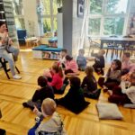 Żabki na lekcji bibliotecznej