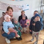 Radosne maluchy z życzeniami wielkanocnymi