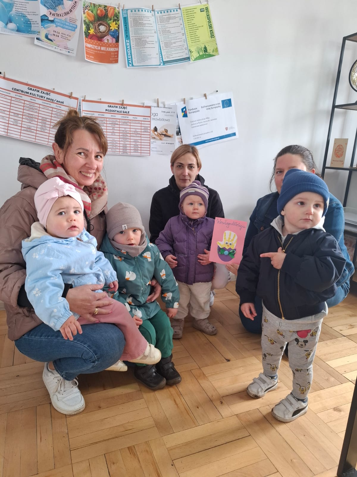 Radosne maluchy z życzeniami wielkanocnymi